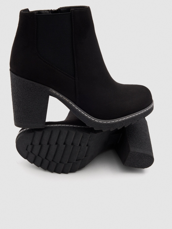 Boots with elastic and zipper black detail view