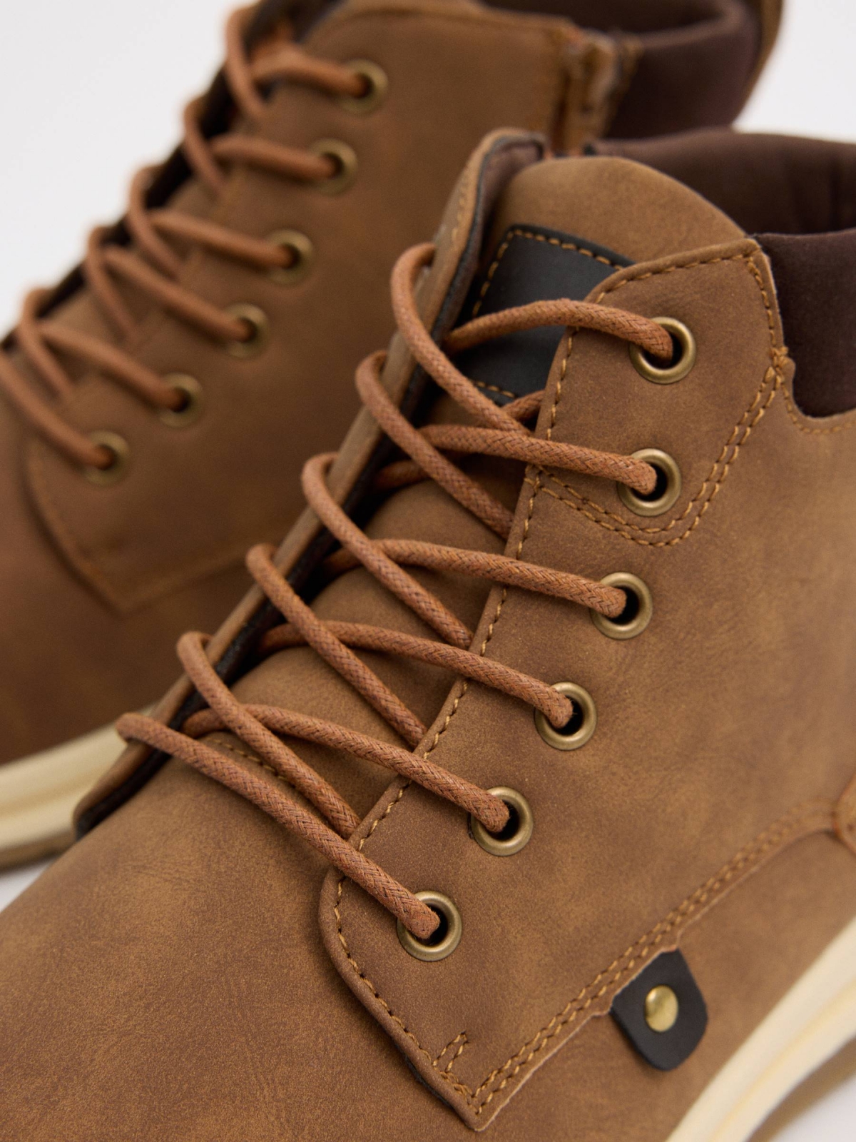 Botas marrons com tacha marrom vista detalhe