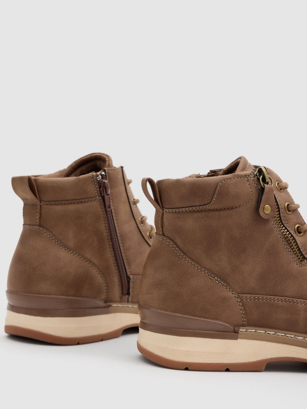 Botas casual con cremallera beige vista detalle