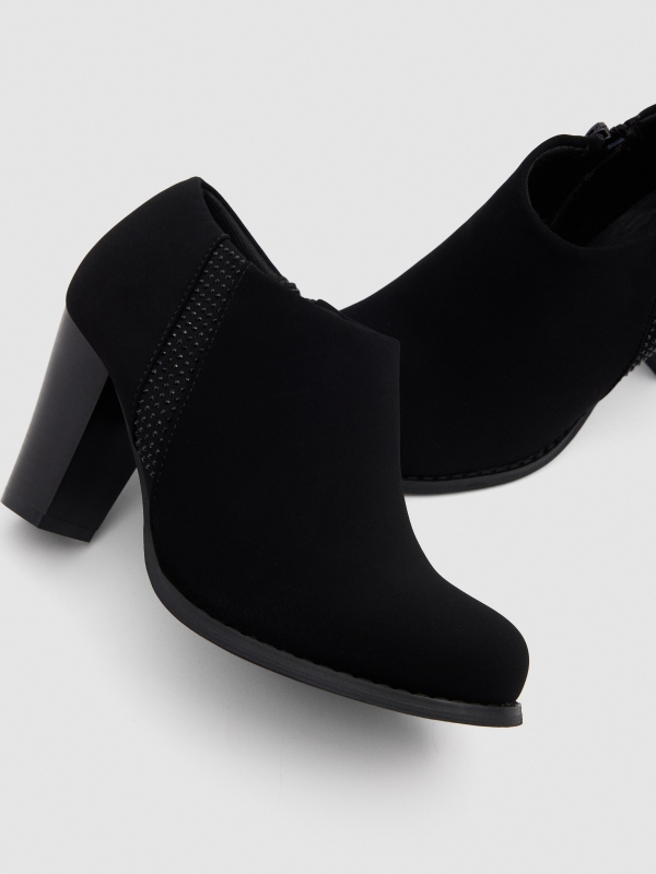 Lateral shine high-heeled shoes black detail view