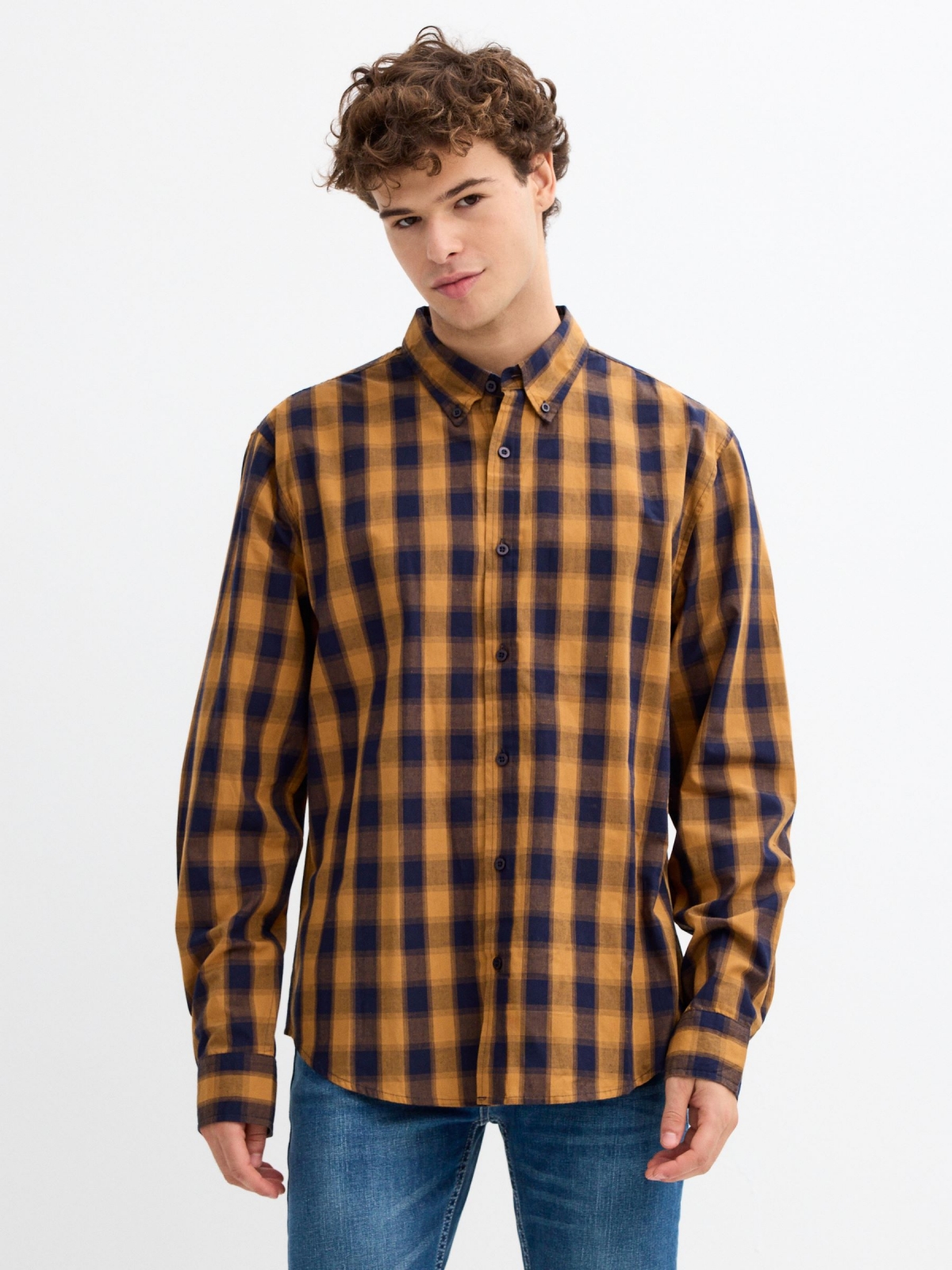 Camisa casual em xadrez ocre vista meia frontal