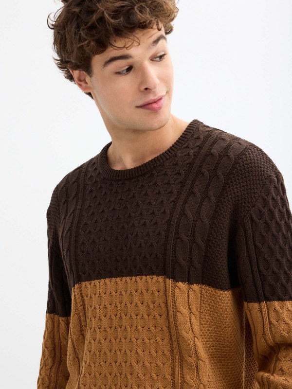 Two-tone cable knit sweater brown detail view