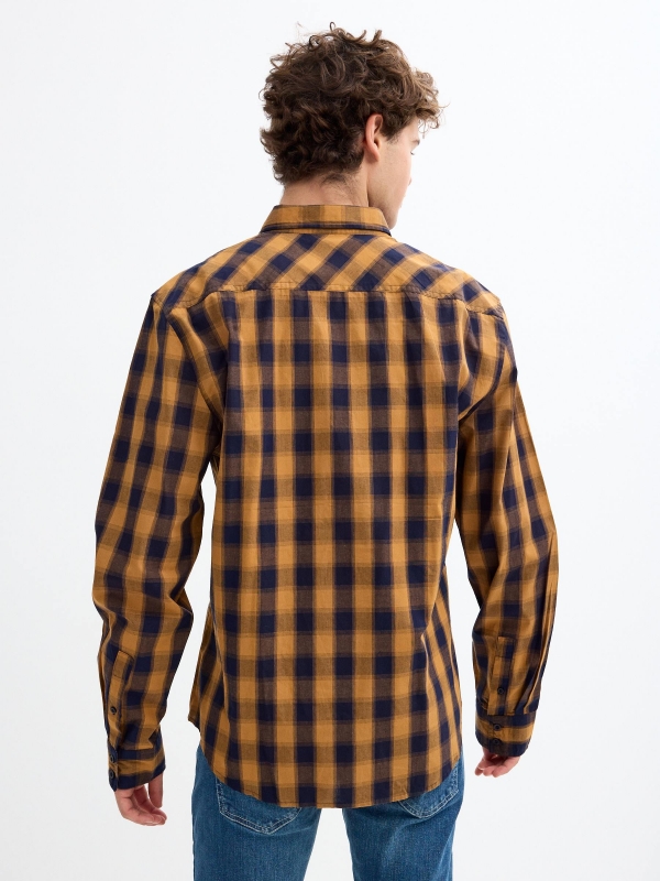 Camisa de cuadros casual ocre vista media trasera