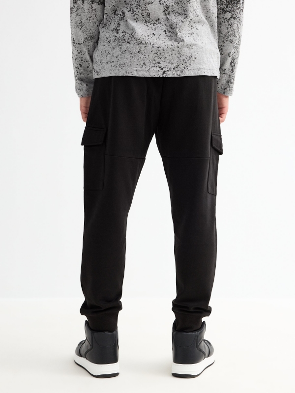 Pantalón jogger de felpa negro vista media trasera