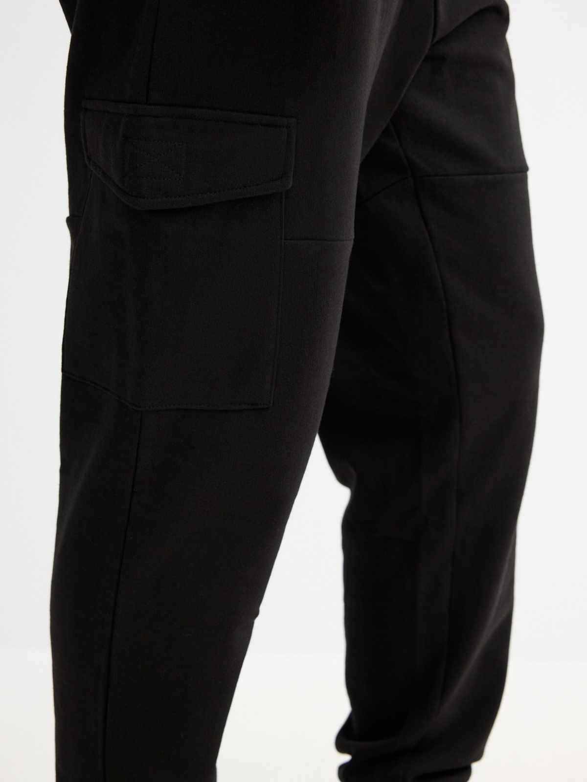 Pantalón jogger de felpa negro vista detalle