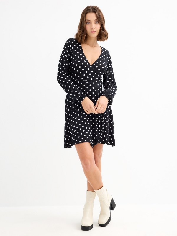 Vestido escote pico print lunares negro vista tres cuartos trasera