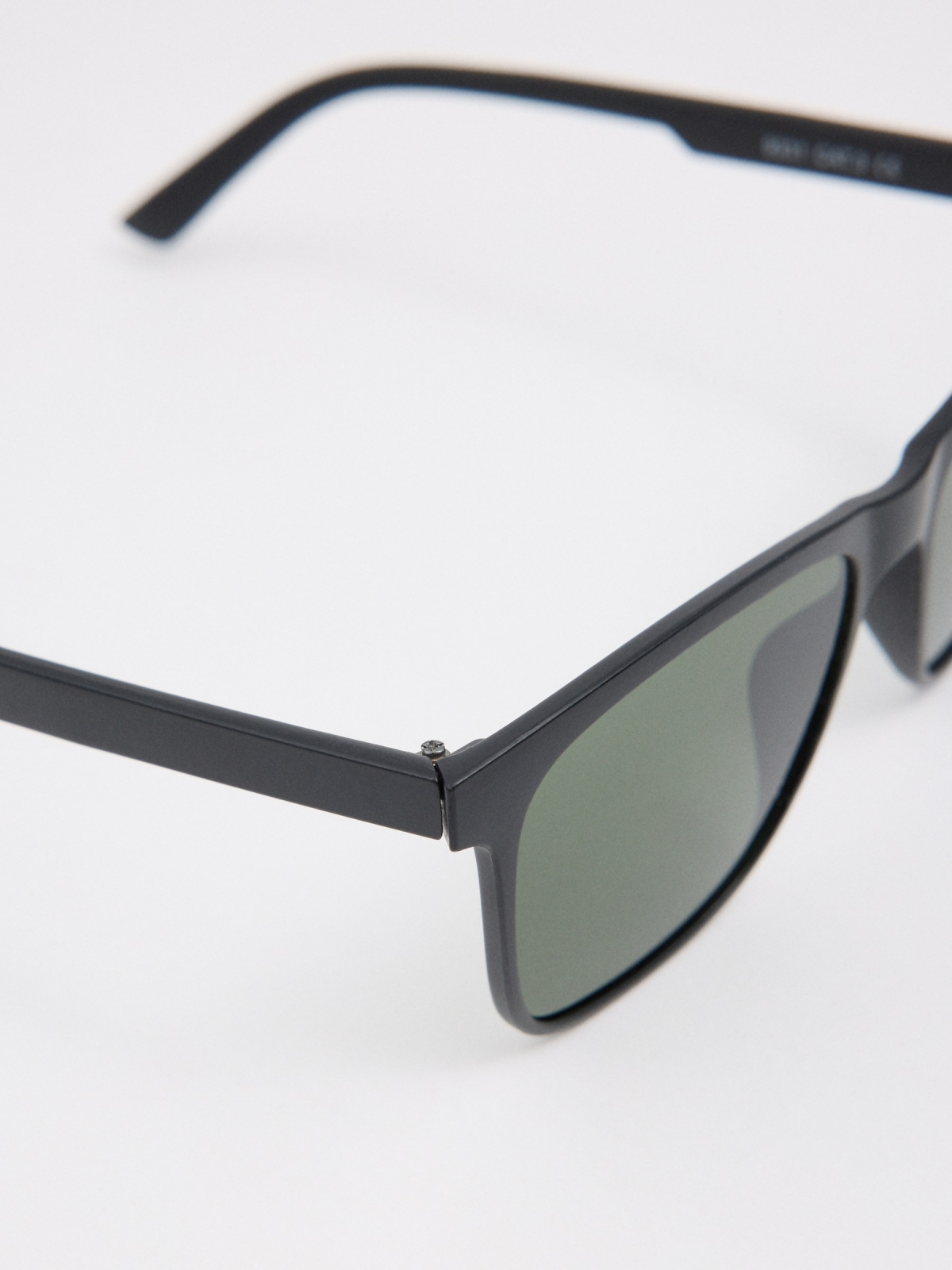 Square frame sunglasses black detail view