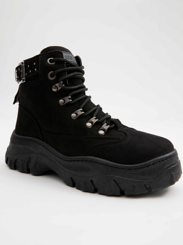 Bota plataforma de moda casual preto vista detalhe