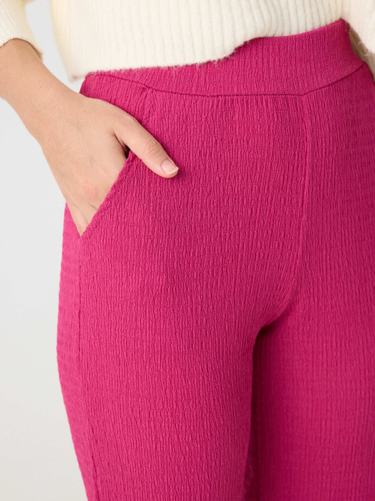 Pantalón wide leg negro con textura fucsia vista detalle