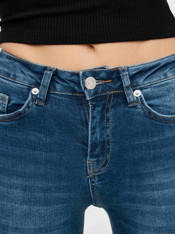 Jeans skinny tiro medio azul vista detalle