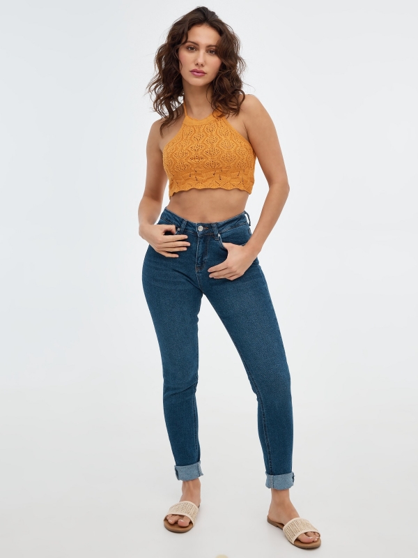 Top halter de crochet ocre vista general frontal