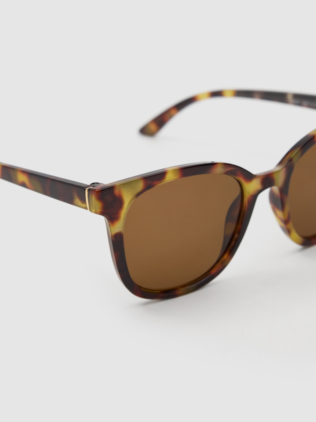 Tortoiseshell sunglasses white detail view