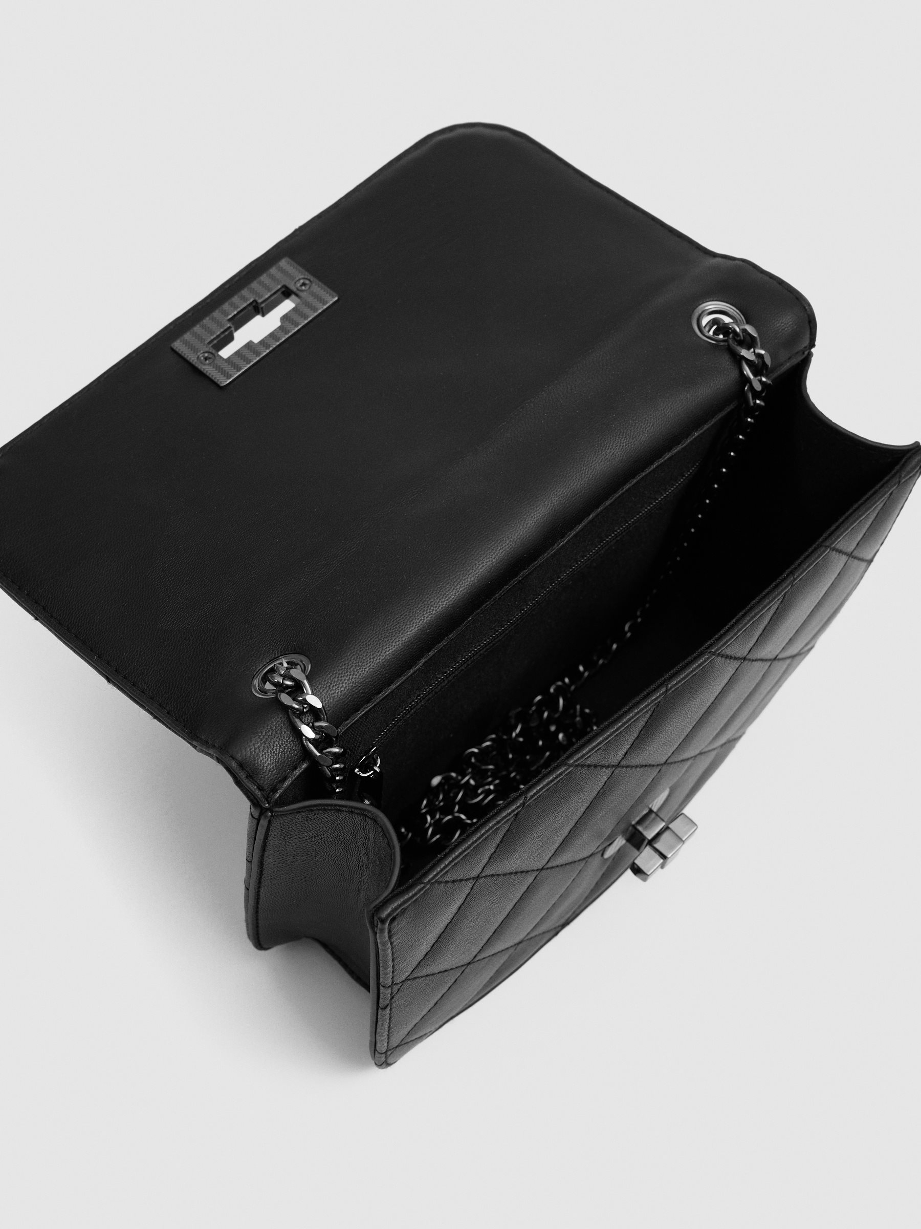 Bolsa em pele envernizada acolchoada preto