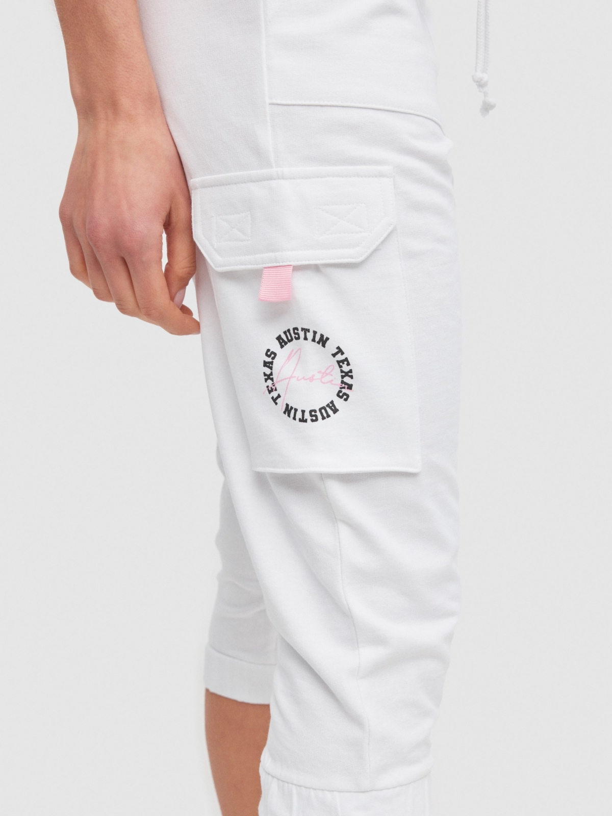 Calça jogger com bolsos branco vista detalhe