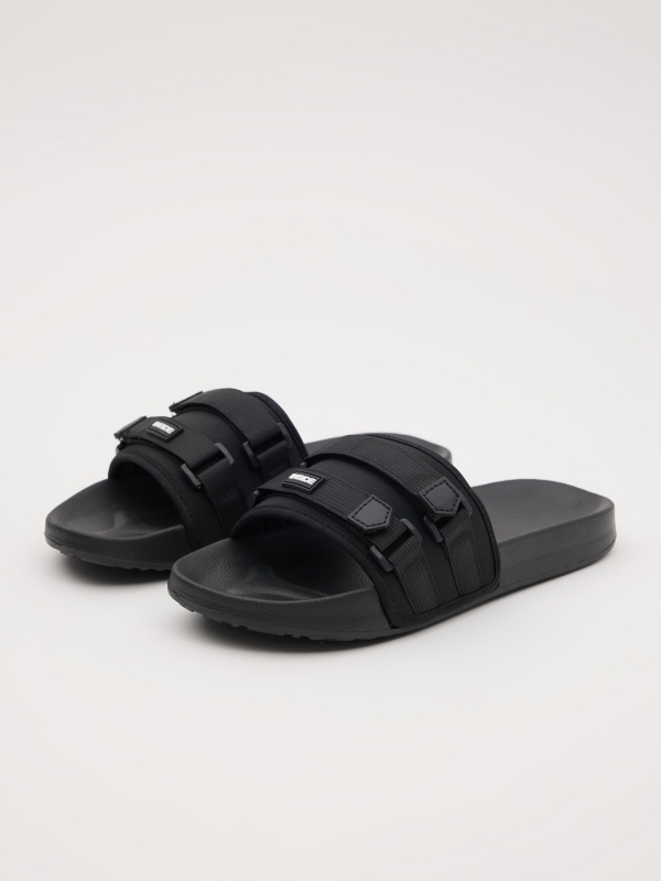 Flip flops com fecho de fivela preto vista frontal 45º