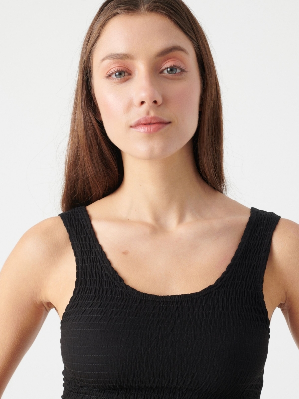 Crop top honeycomb black detail view