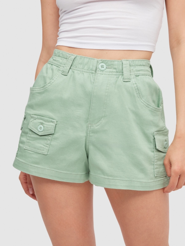 Short cargo verde vista detalle