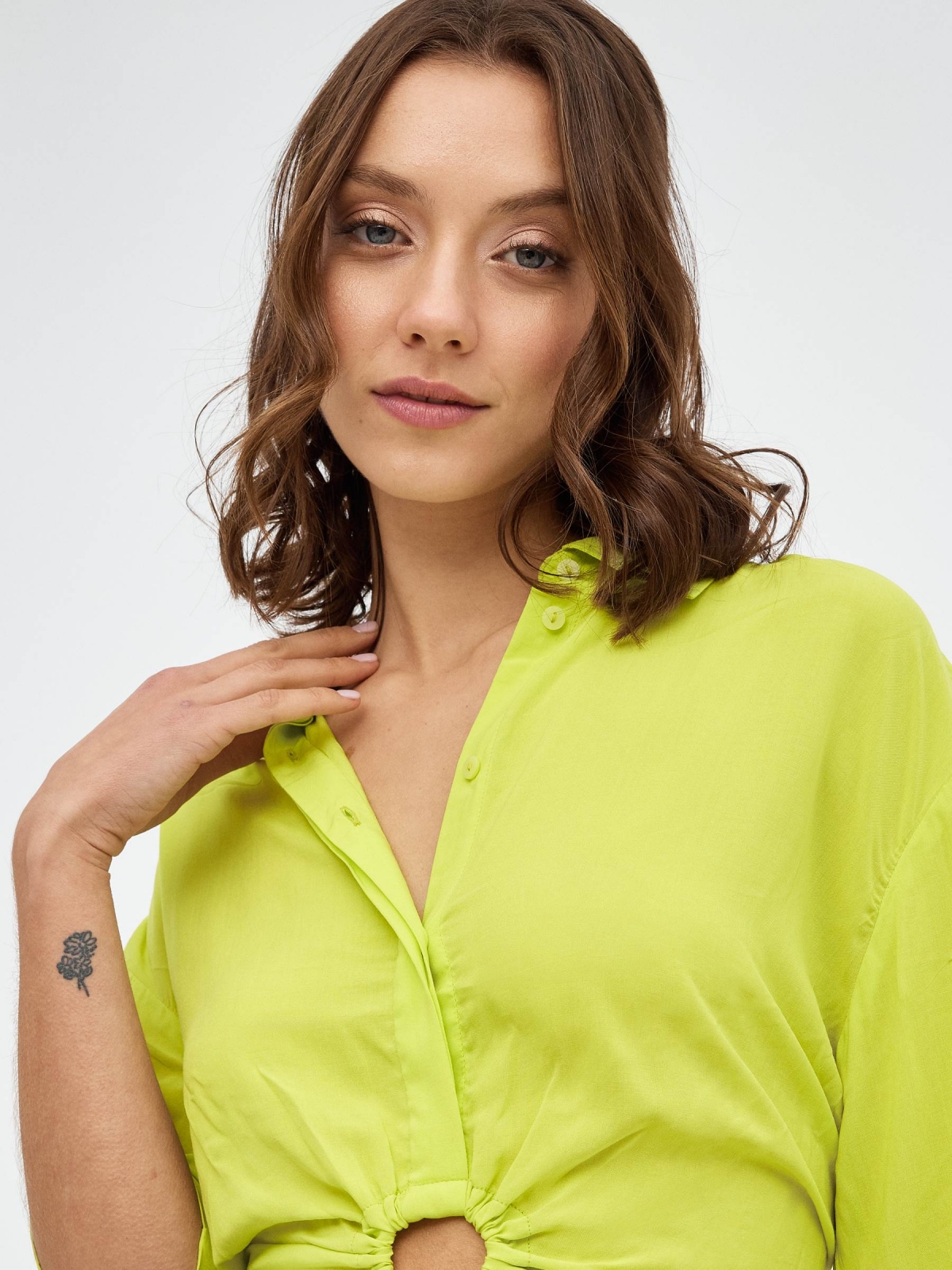 Camisa crop anilla lima vista detalle