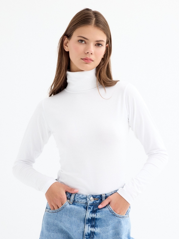 Basic T-shirt with gooseneck white middle front view