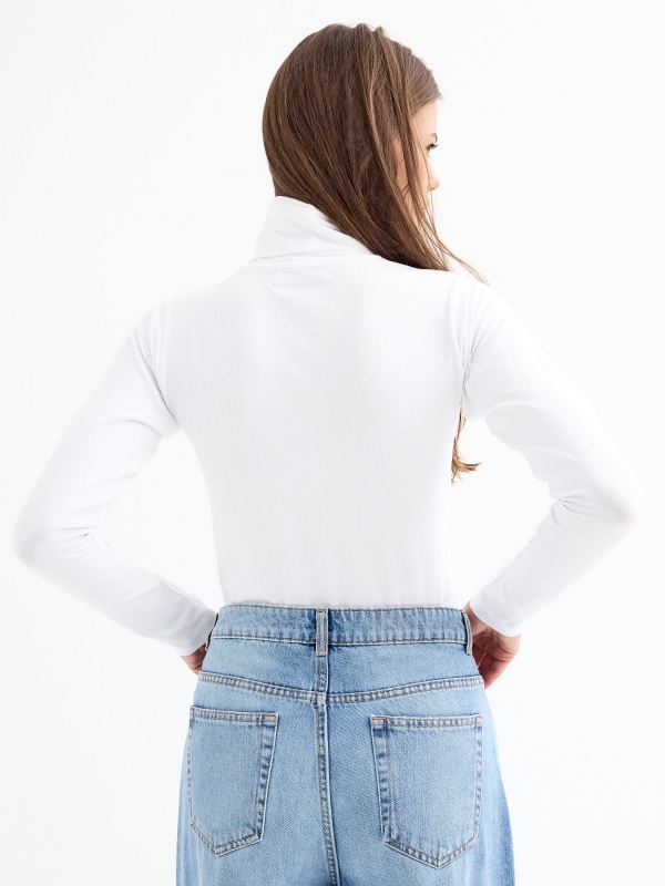 Basic T-shirt with gooseneck white middle back view