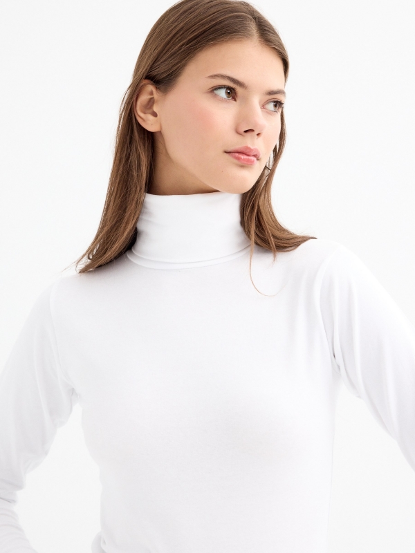 Basic T-shirt with gooseneck white detail view