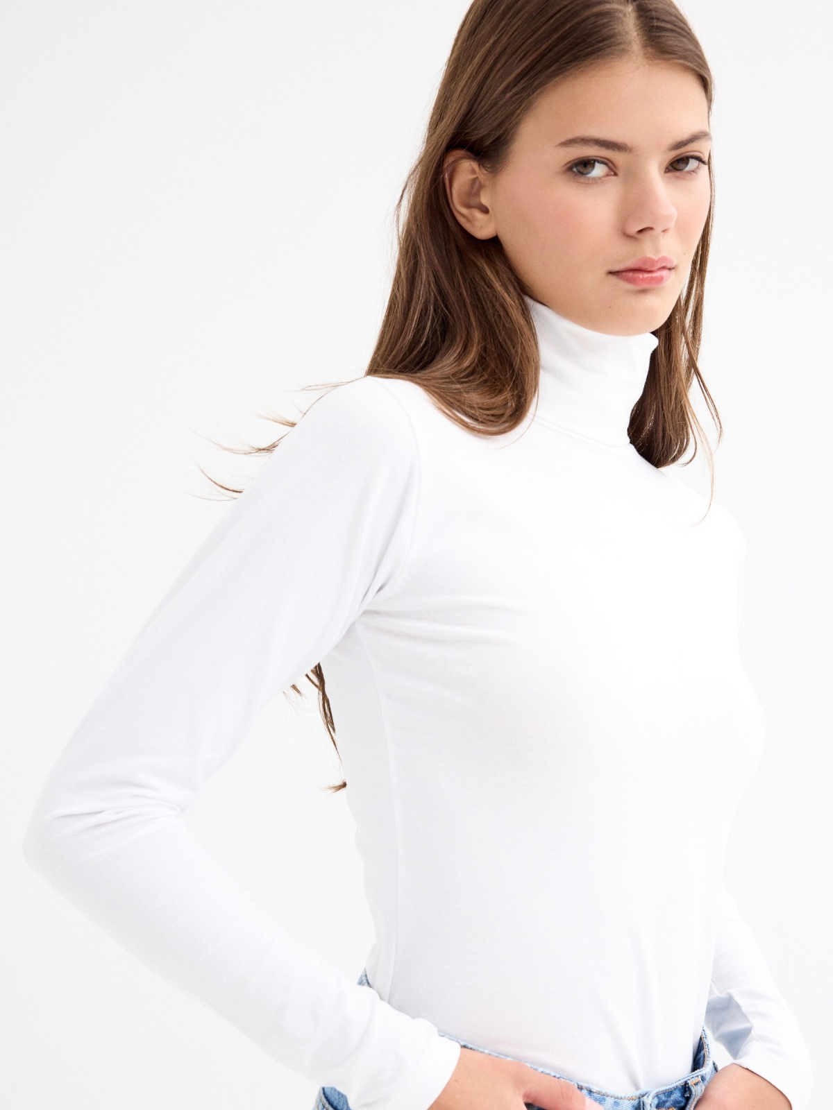 Basic T-shirt with gooseneck white detail view