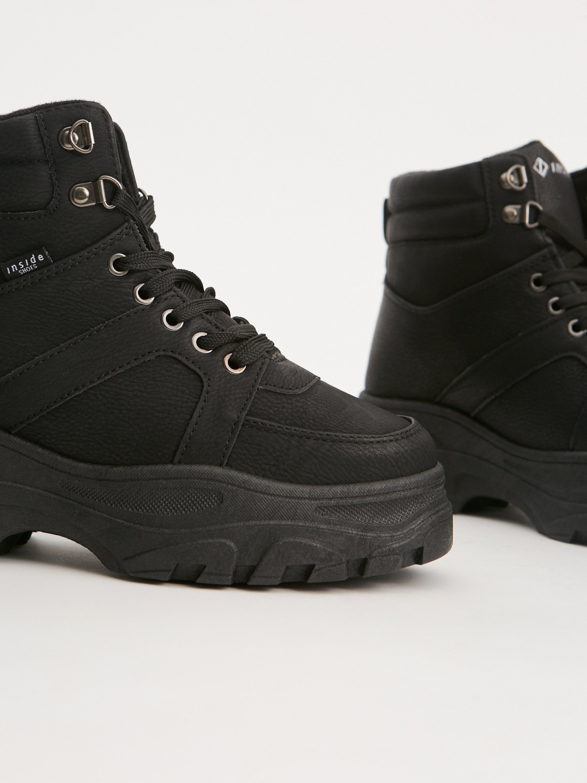 Botas de plataforma casuais preto vista detalhe