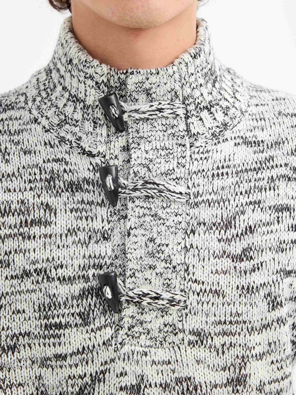 Jersey jaspeado cuello alto gris vista detalle