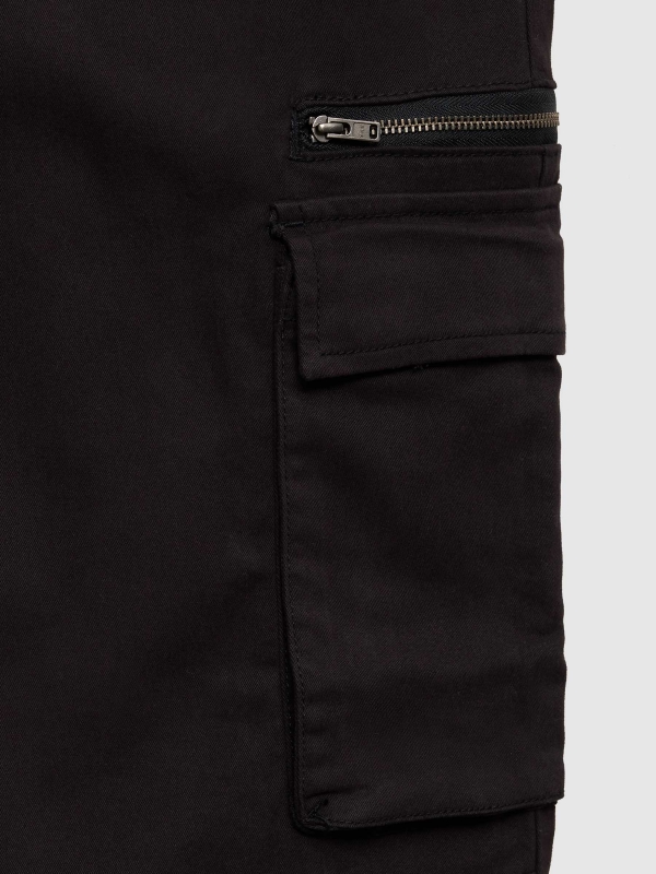 Pantalón jogger multibolsillos negro vista detalle textura