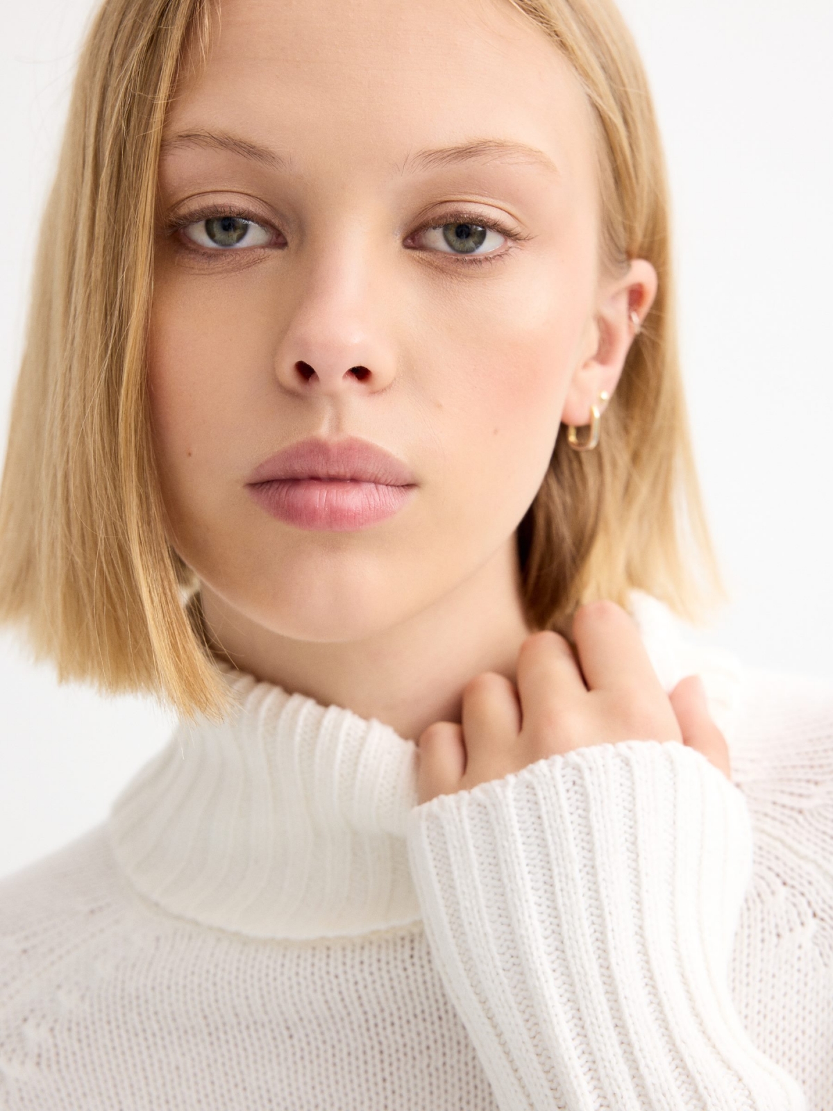 Basic turtleneck sweater white detail view