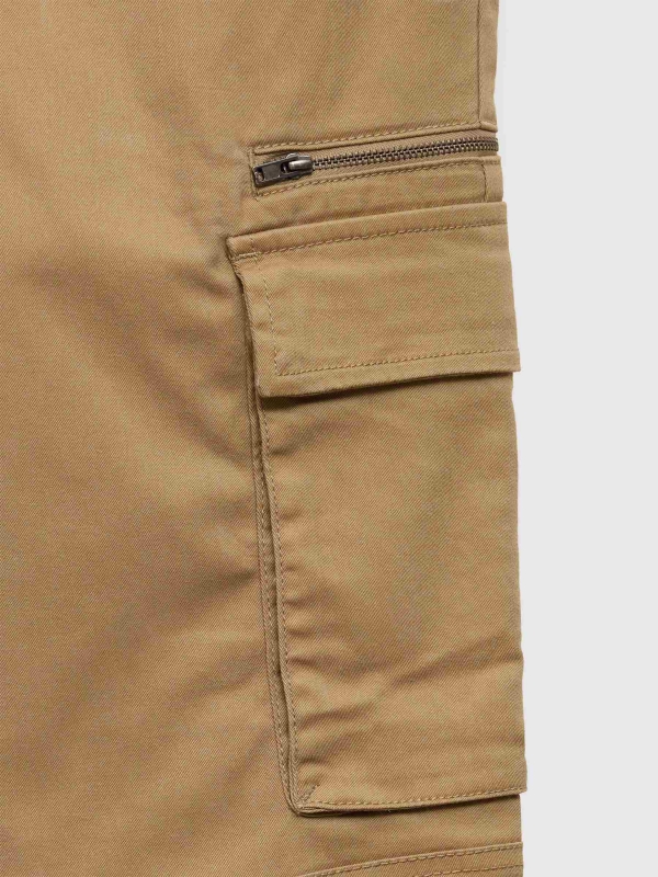 Calças jogger com vários bolsos bege vista detalhe textura