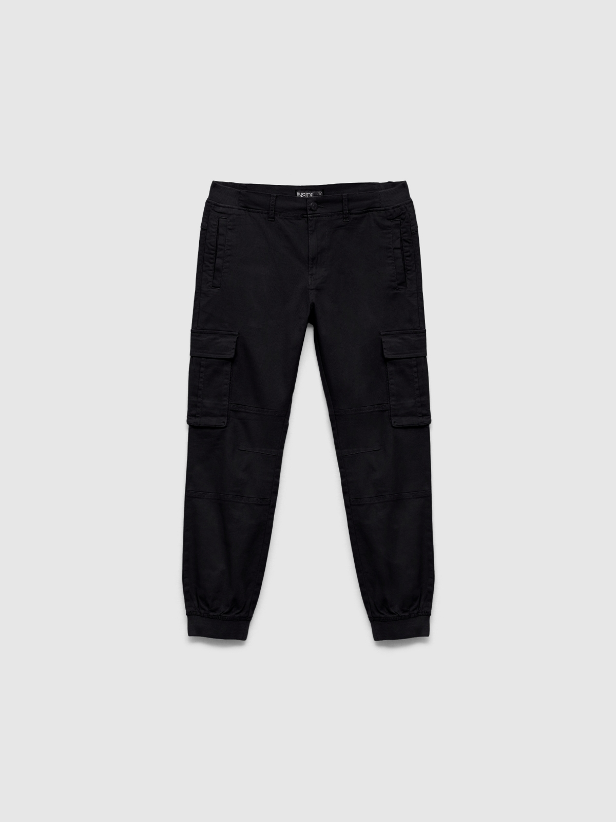 Pantalón jogger perneras con bolsillos negro vista trasera