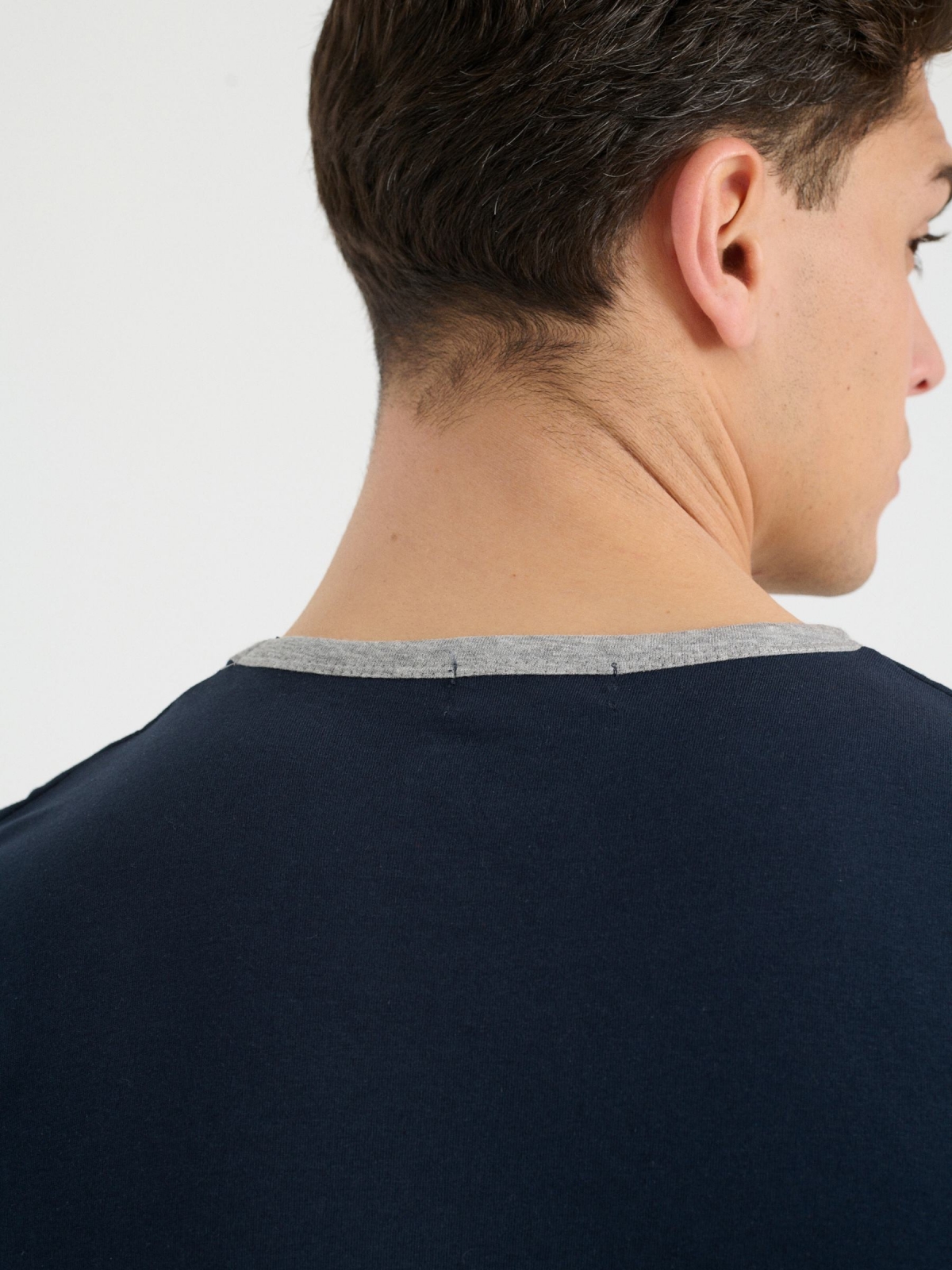 Camiseta básica contrastes azul marino vista detalle