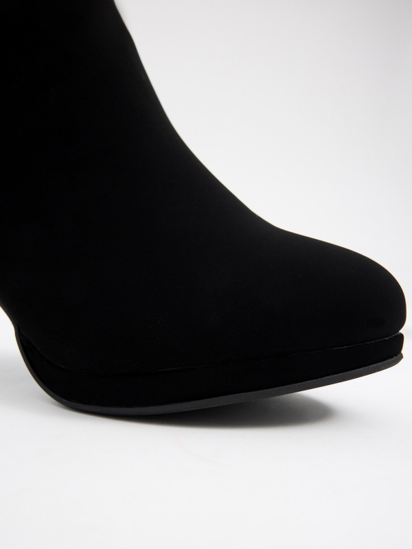 Ankle boots with fine heel and zipper black detail view