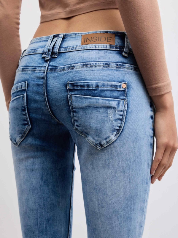 Jeans skinny cintura baixa e efeito lavado azul vista detalhe