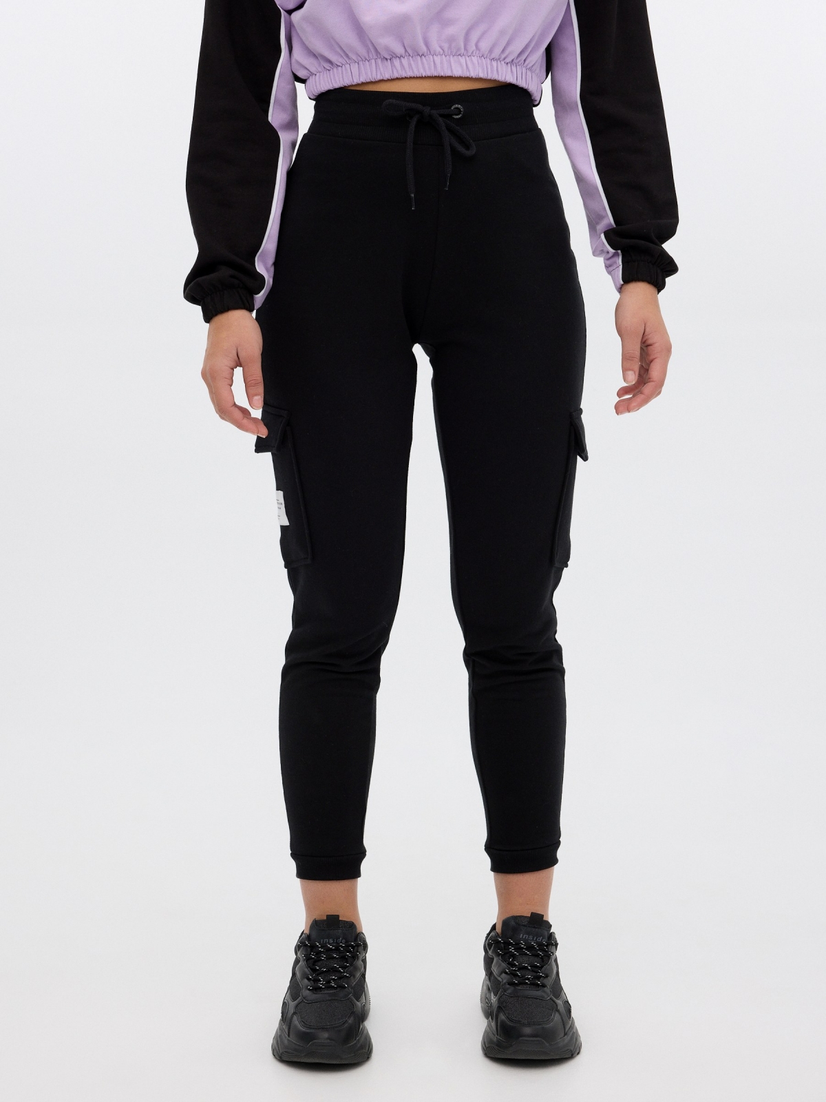 Pantalón jogger negro con bolsillos negro vista media frontal