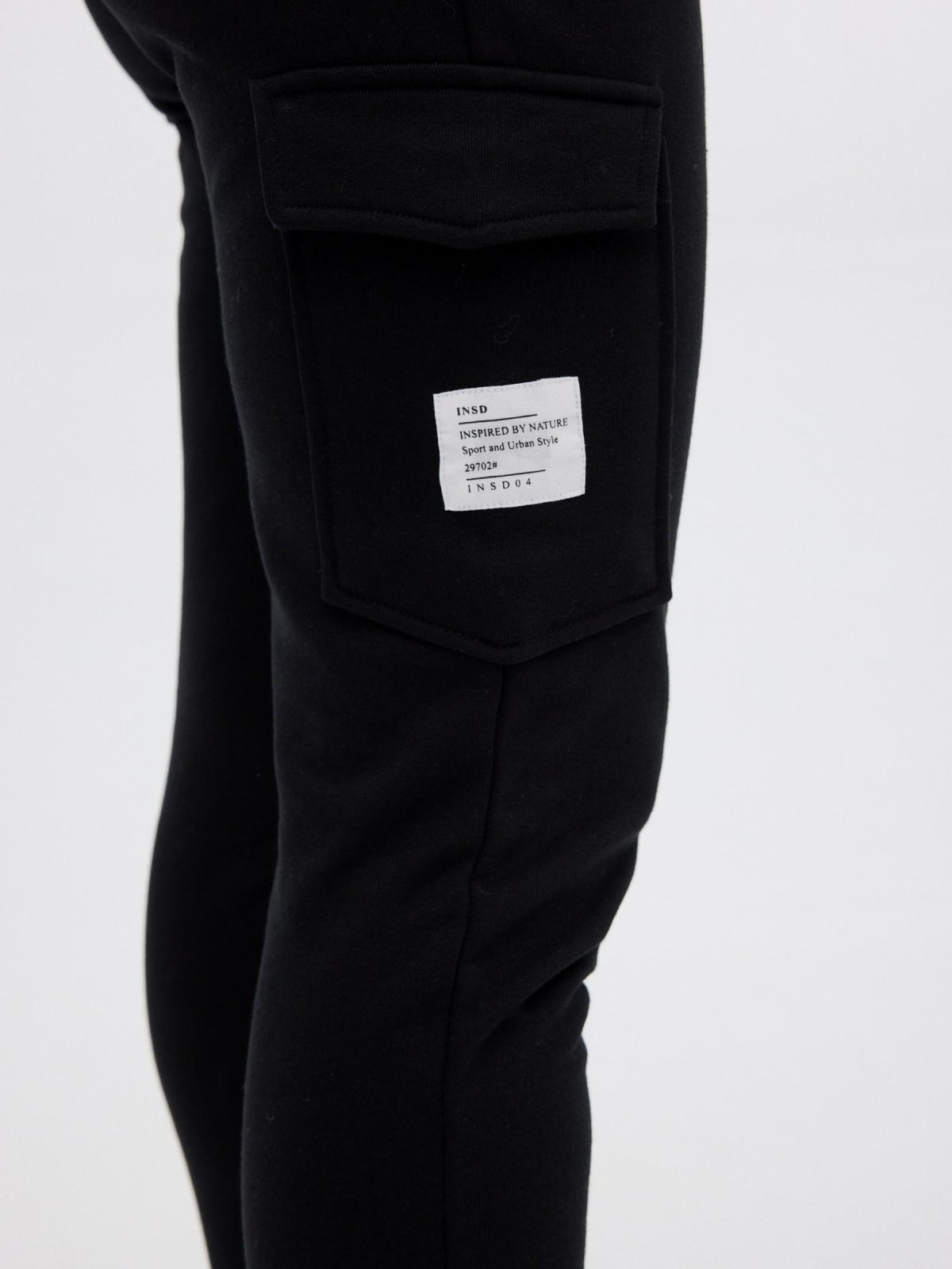 Pantalón jogger negro con bolsillos negro vista detalle