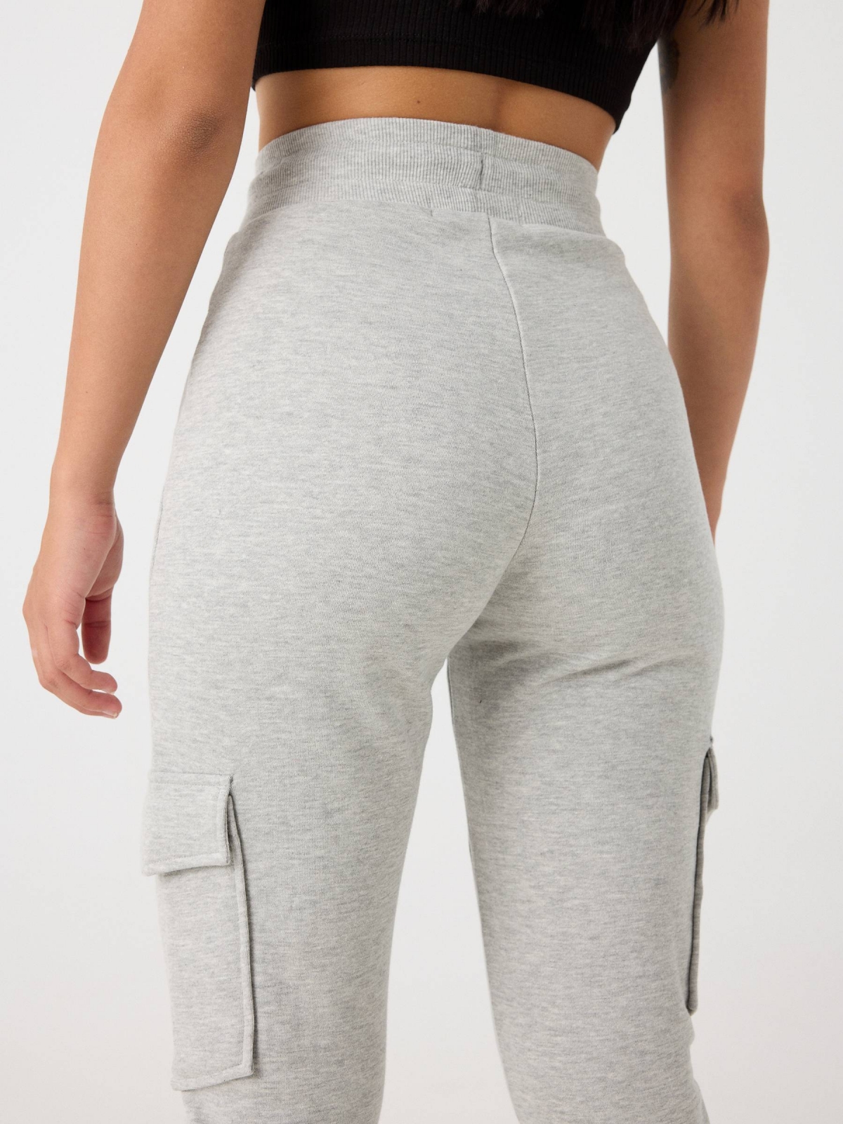 Pantalón jogger negro con bolsillos gris melange vista detalle