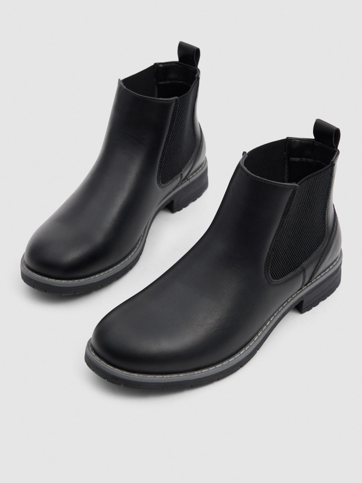 Botas chelsea pretas de couro sintético preto vista detalhe