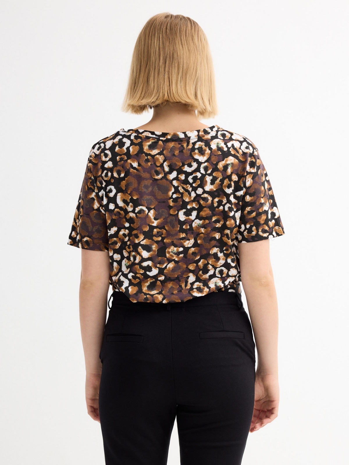 Camiseta manga corta animal print marrón vista media trasera