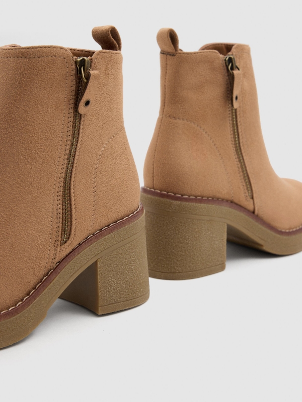 Botins básicos com salto largo em camel bege vista detalhe