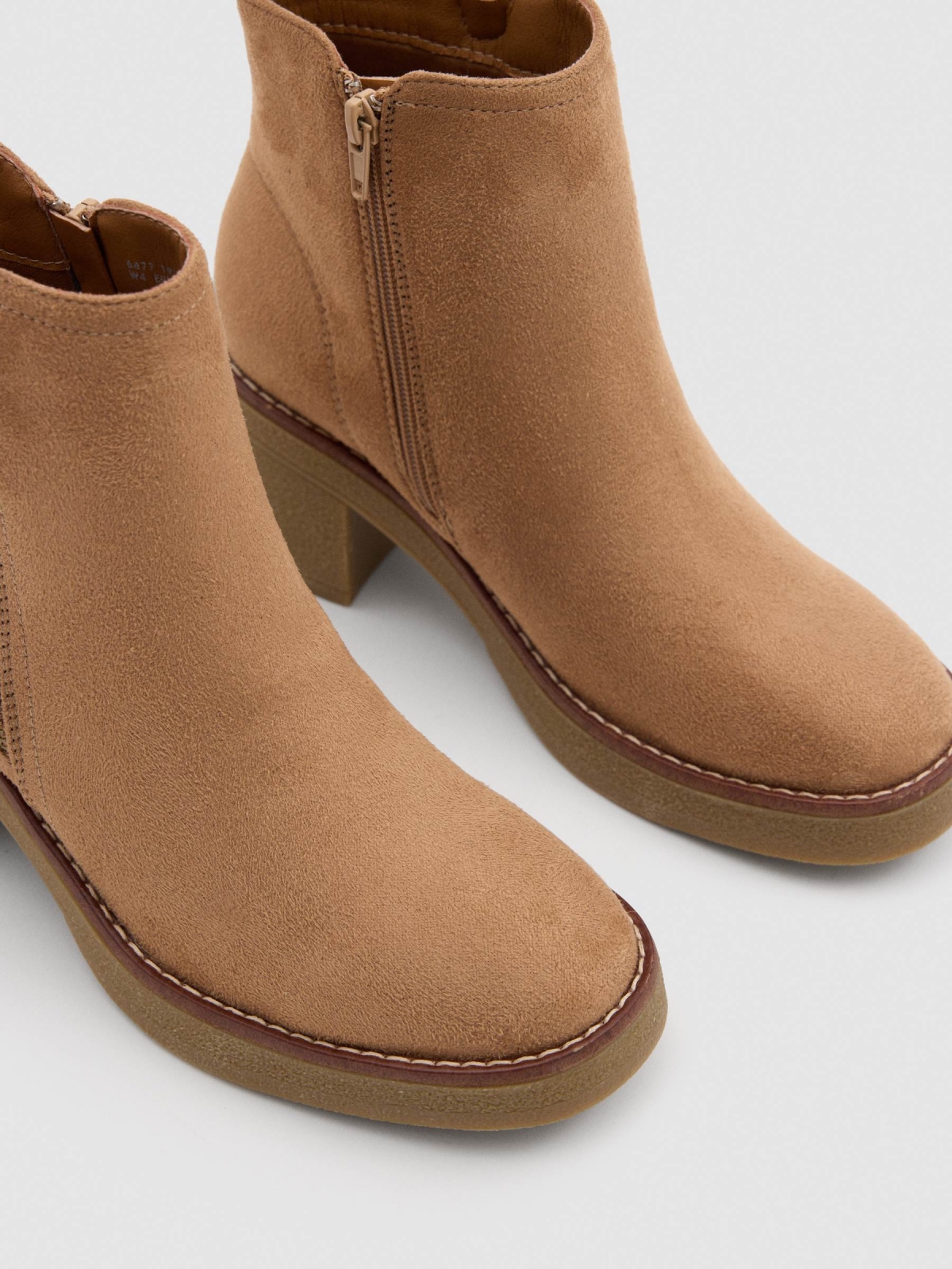 Botins básicos com salto largo em camel bege vista detalhe