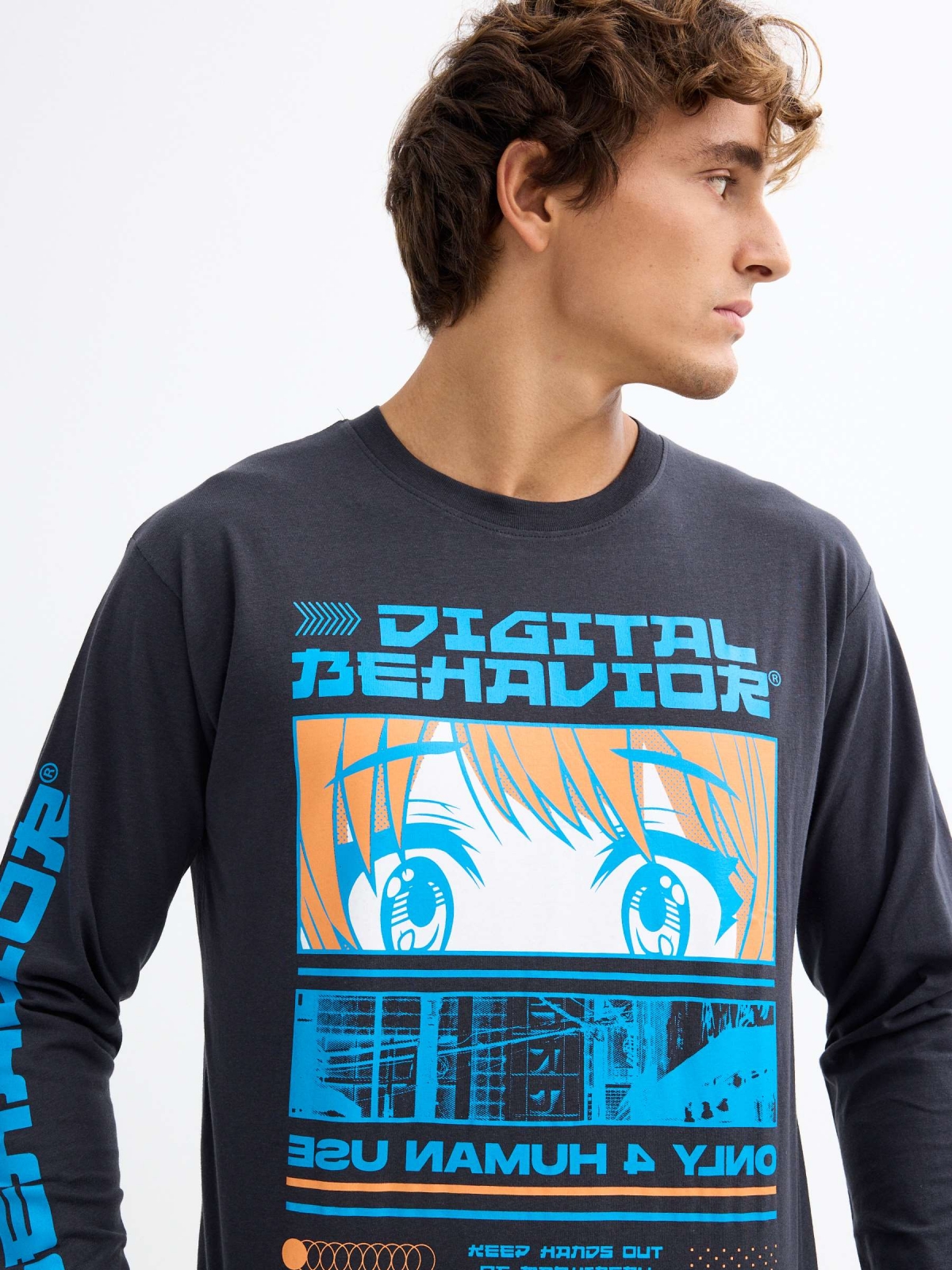 Camiseta manga larga estampado gráfico gris oscuro vista detalle