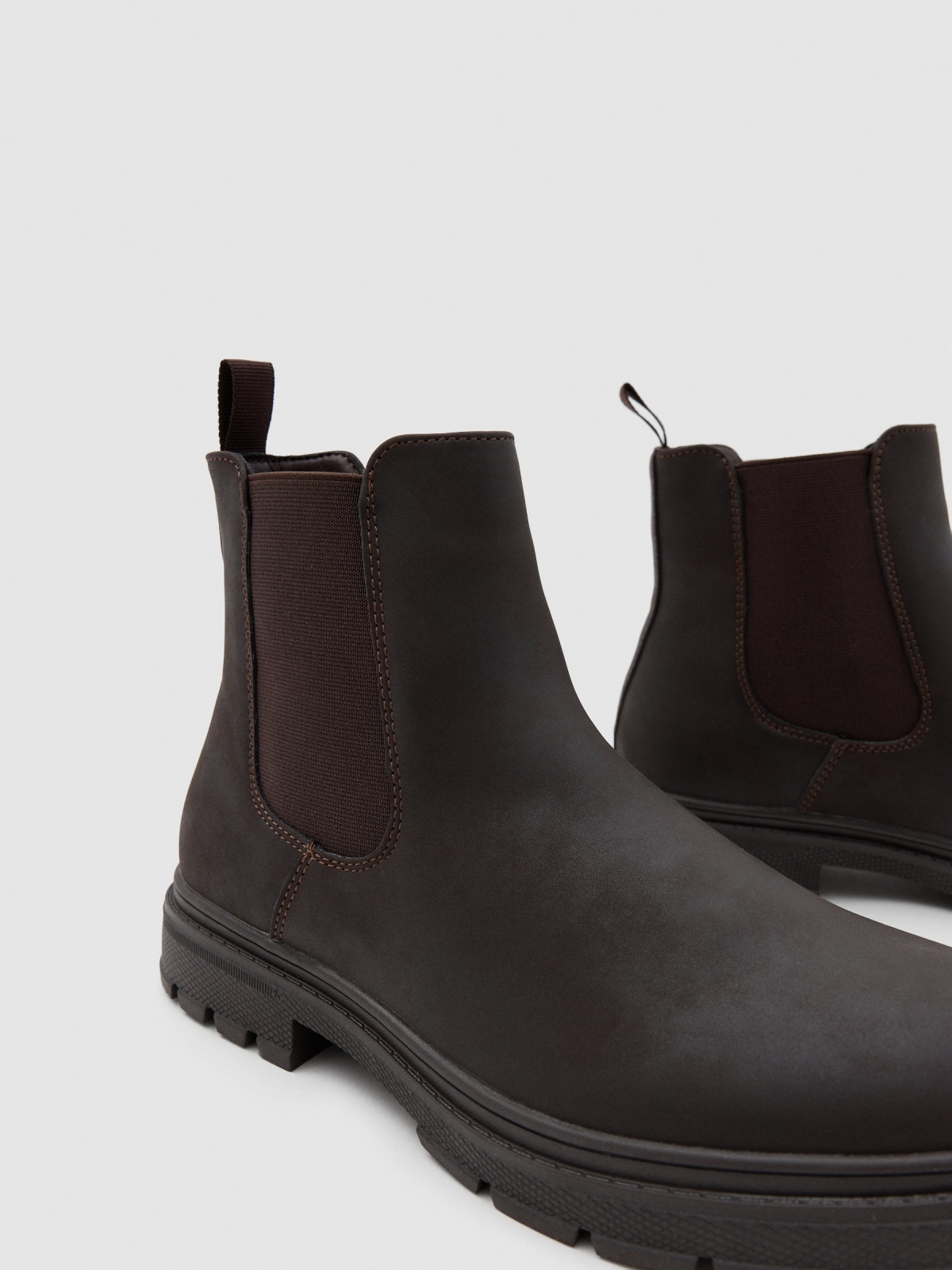 Botas chelsea marrons de couro sintético marrom vista detalhe