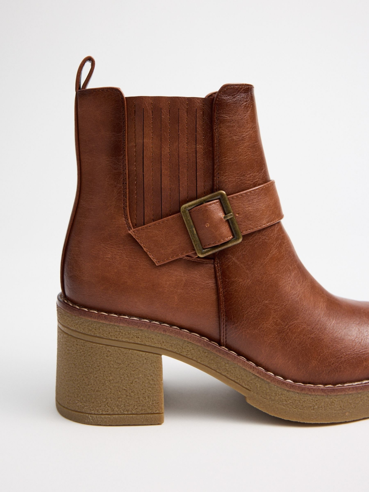 Botas marrons com tira marrom vista detalhe