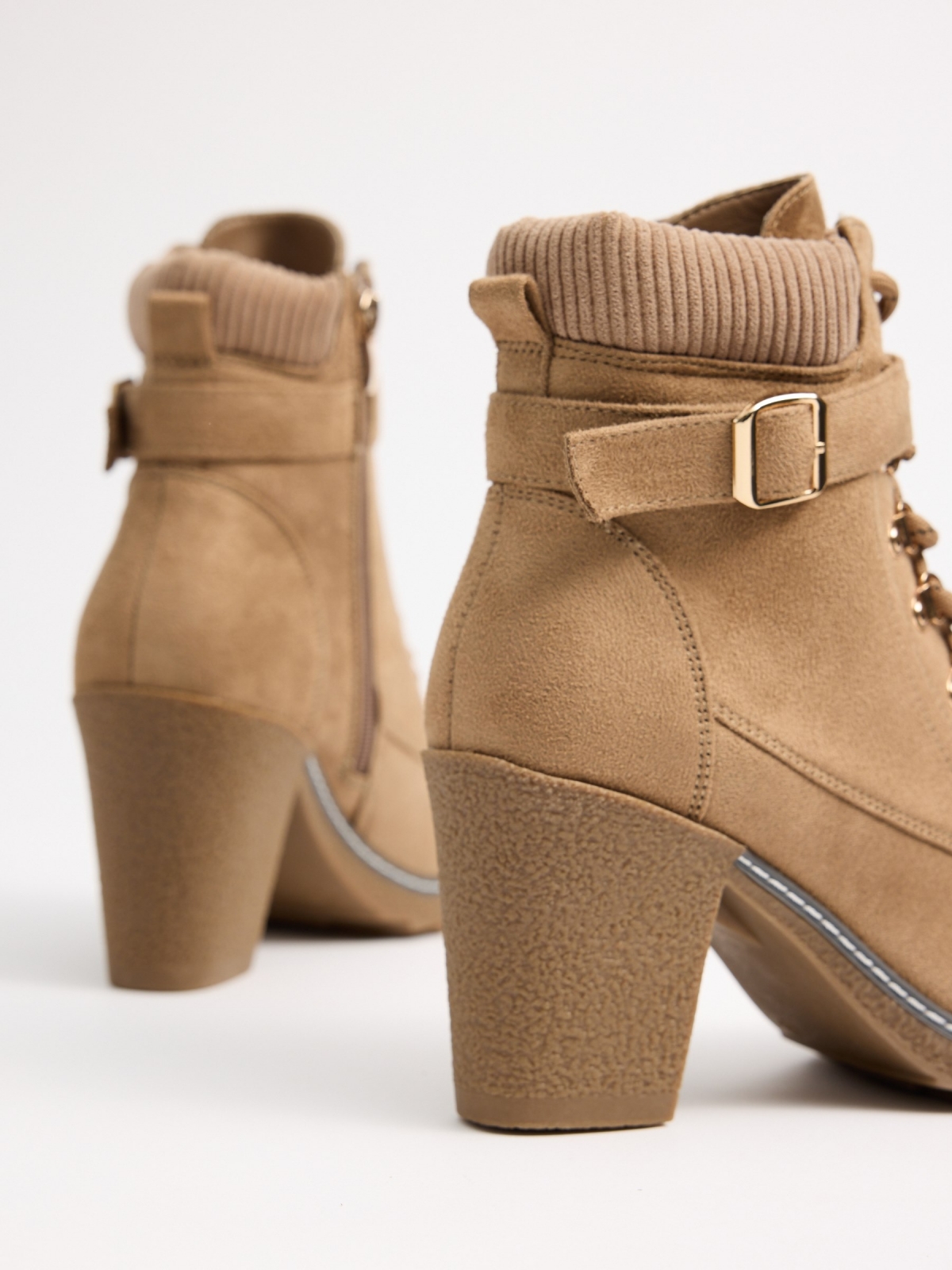 Botas marrons com salto bege vista detalhe