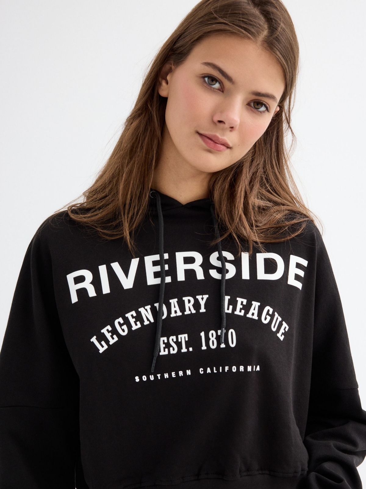 Moletom com capuz riverside preto vista detalhe