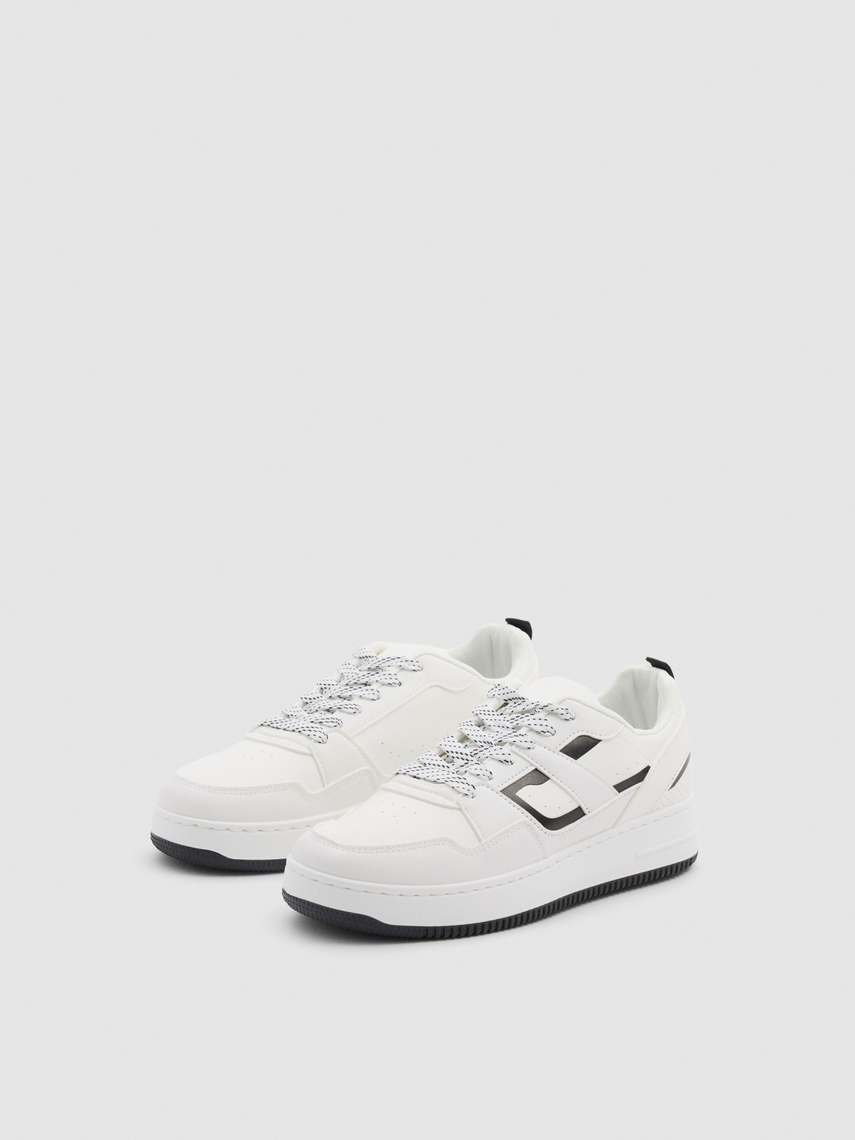 Casual sports combined with laces white 45º front view