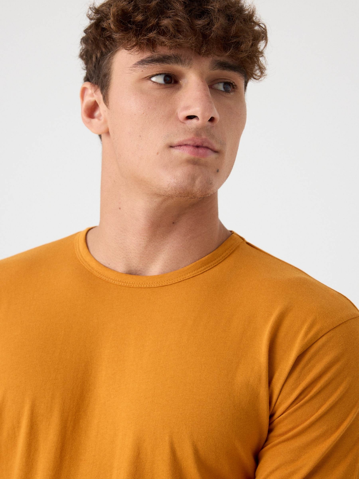 Camiseta básica con logo amarillo vista detalle