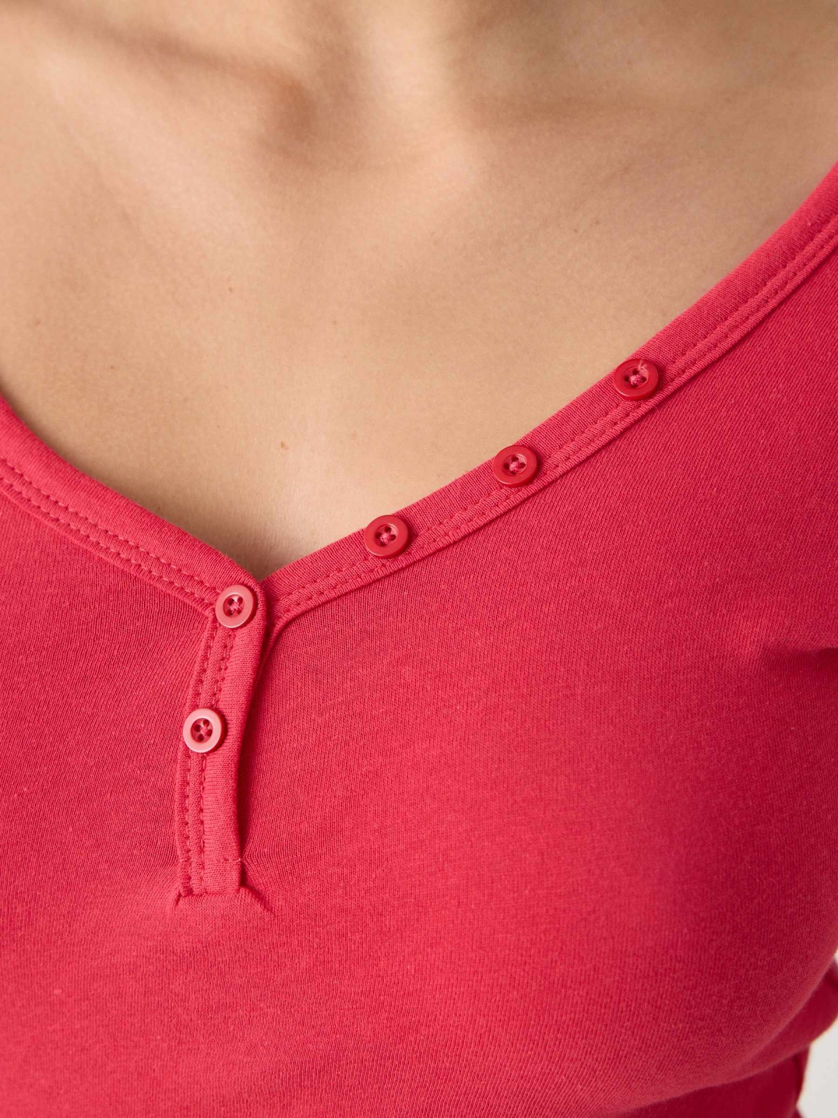 Camiseta botones escote pico rojo vista detalle